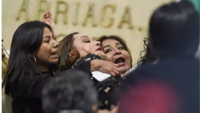 En la Mesa Directiva, las imágenes captaron a legisladoras del PAN y de Morena jalándose el cabello y forcejeando