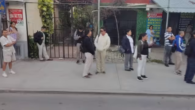 También los obreros buscaron entrar en calor con el primer café del día, mientras que otros agilizaron el paso para entrar en calor.