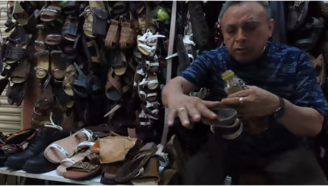 Explicó que, para confeccionar el calzado, usa puro cuero, que es de los que están hechas las originales y famosas “chillonas”