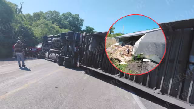Un tractocamión cargado con pollo volcó en el km 90 de la carretera Sabancuy–Champotón.