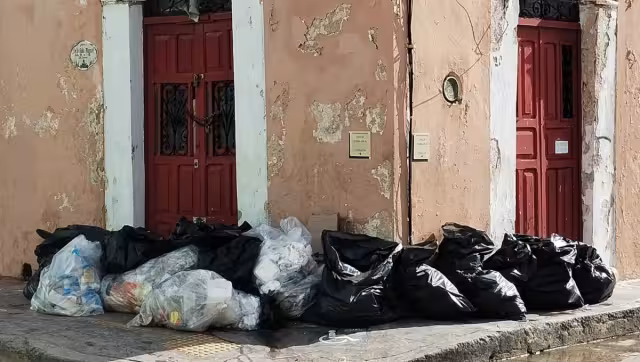 Los empresarios aseguran que el camión de basura no pasa a la hora estipulada