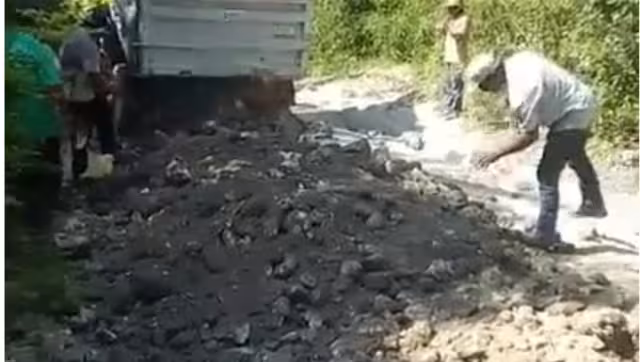 Los pobladores rellenaron los baches y piden al Gobierno atender el tramo que los lleva a sus parcelas