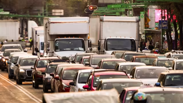 El objetivo del programa Hoy No Circula, es reducir la contaminación atmosférica limitando la circulación de vehículos según el último dígito de su placa
