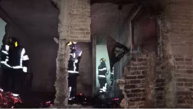De acuerdo con los primeros reportes, tras la detonación se desató un incendio que consumió parte del establecimiento