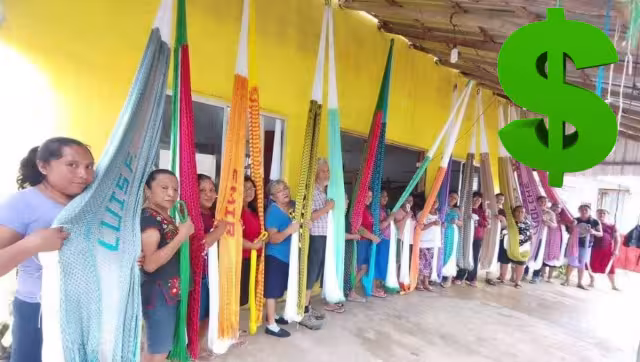 Los conductores de paso hacia la Ruta de los Cenotes son los principales clientes de un grupo de mujeres que también realiza ternos en la Casa del Artesano