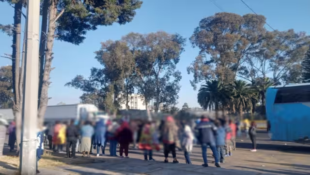 La autopista México-Puebla fue cerrada por comerciantes, a la altura del municipio de Santa Rita Tlahuapan, como protesta por supuestos abusos de la Guardia Nacional