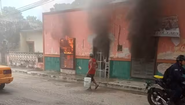 Por el fuerte calor el fuego se propagó de manera inmediata y comenzó a consumir todo lo que había en el interior de su cocina