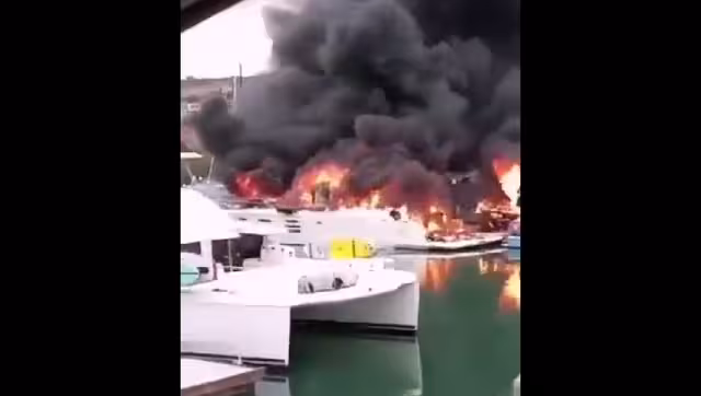 Los yates se consumieron en su totalidad