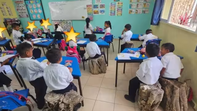 Matriculados de la primaria Andrés Quintana Roo en Tinum no cuentan con un mobiliario adecuado