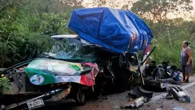 Quince antorchistas de Espita resultan lesionados en grave accidente en la Muna–Maxcanú