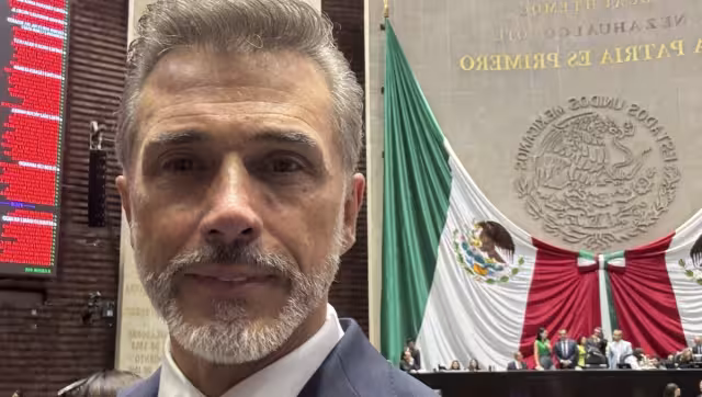 Sergio Mayer abandona su militancia de Morena.