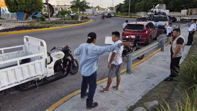 Caos vial en la glorieta del Chechén tras choque.