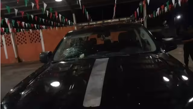 Grupo de delincuentes atacan a policías y vehículos lanzando diversos objetos como piedras y botellas