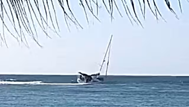 Sólo un hombre viajaba en el velero que quedó encallado en Puerto Aventuras