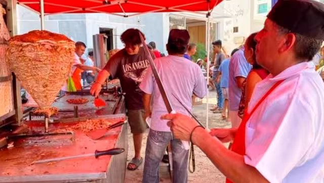 Fueron dos trompos de pastor con más de 120 kilos de carne los que se repartieron a los damnificados