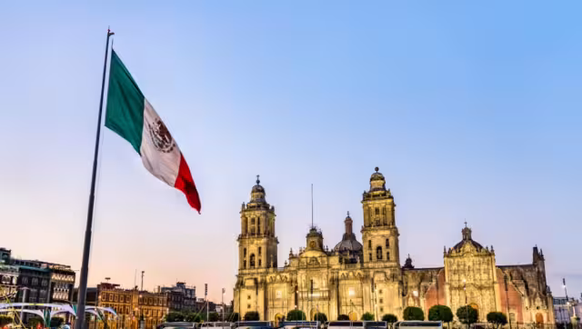 El zócalo se encuentra rodeado de calles y avenidas aledañas al Centro Histórico capitalino