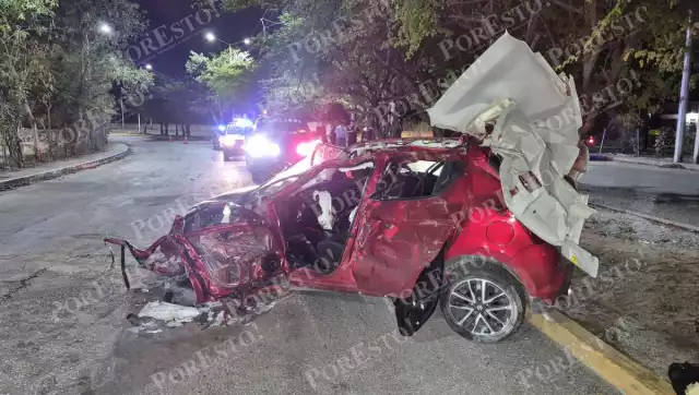 Automóvil Suzuki Swift queda destrozado en accidente vial; conductor hospitalizado