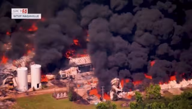 Bomberos y personal de protección civil permanecen desplegados en la zona realizando maniobras para sofocar las llamas