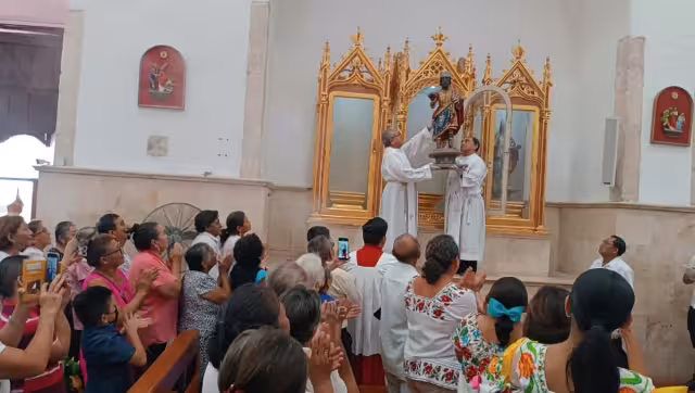 Obsequiaron a los presentes en el atrio de la iglesia atole dulce elaborado con maíz que ellos mismos cosecharon