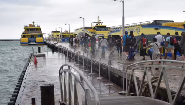 En la Terminal marítima de Ultramar sí hubo afluencia de visitantes, pese a la pertinaz lluvia y las temperaturas frescas.