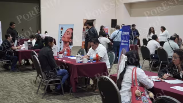 Jóvenes campechanos acudieron a la Feria de Empleo 2025 en el Centro de Convenciones Campeche XXI.