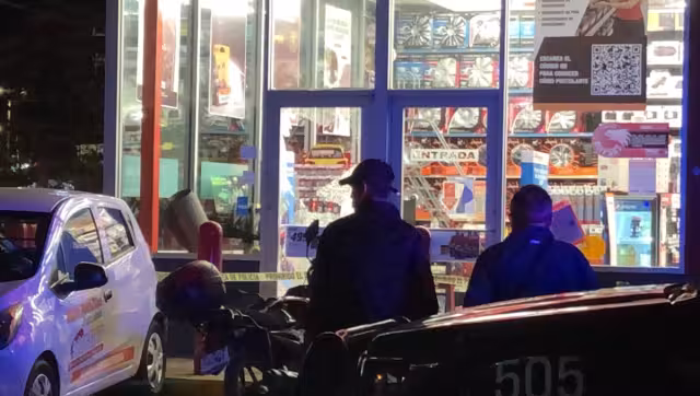 Los motociclistas dispararon tres veces en los ventanales