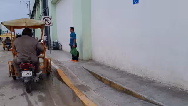 Los automovilistas ponen trabas para que las personas con discapacidad se muevan con facilidad