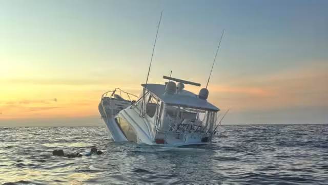 El yate comenzó a hundiste en el mar en Progreso