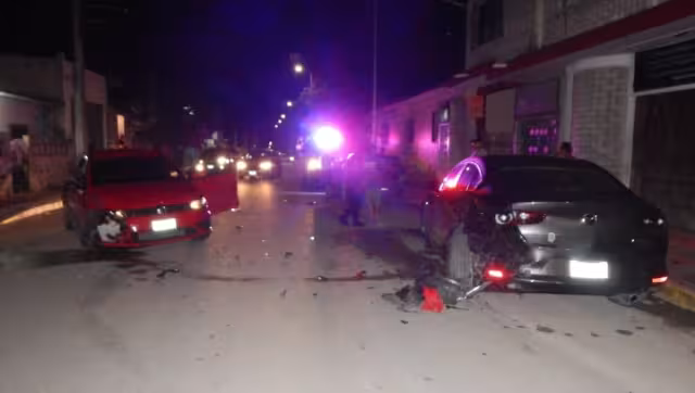 Choca contra un vehículo estacionado y éste se fue sobre otro.
