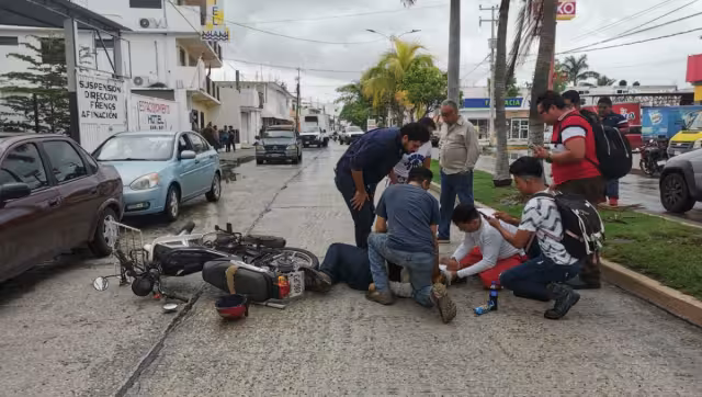 Por el fuerte impacto, el motociclista fue trasladado a un hospital
