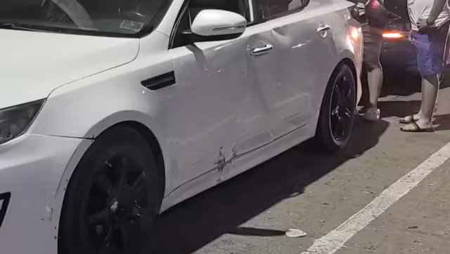 Mujer abandona su vehículo tras chocar contra camellón en Ciudad del Carmen.