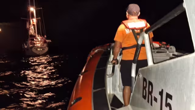 Los hombres se encontraban en un velero de nombre 'Santorini'