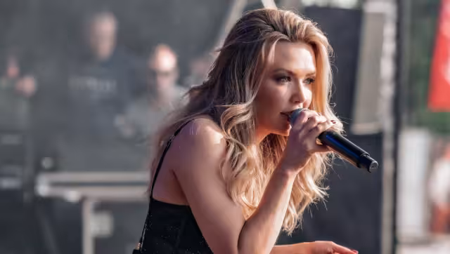 Silvy De Bie, cantante belga denuncia haber sido acosada por un mexicano.