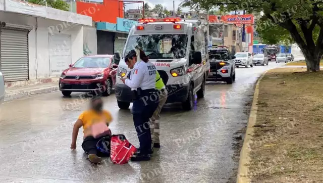 Motociclista pierde el control en Concordia; fue estabilizada en ambulancia