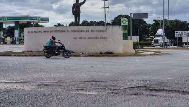 Conductores denunciaron que la glorieta “Carlos Sansores”, en el malecón de Champotón, está repleta de baches y es peligrosa para transitar.