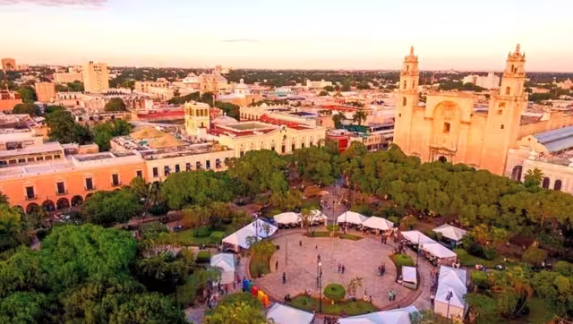 El clima en Mérida es cálido, lo que hace al día reciba gran afluencia de visitantes extranjeros y nacionales
