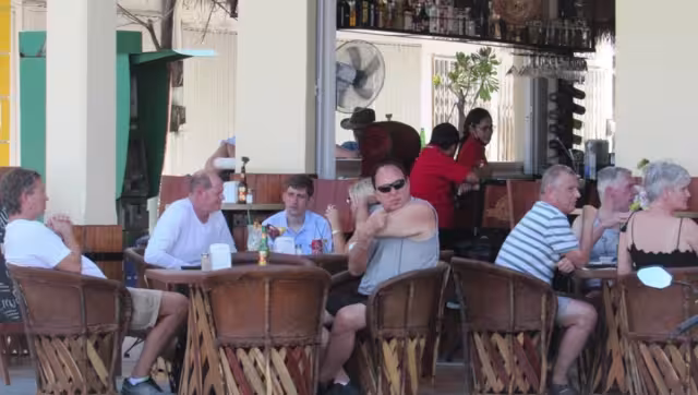 Previo a la esperada época decembrina, son los cozumeleños quienes han mantenido a flote los establecimientos de alimentos, aunque en menor proporción.