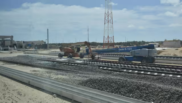 
Es previsible que también comience a operar este 4 de marzo el sistema de autobuses eléctricos que enlazará la estación del Tren Maya con el AIC. 
