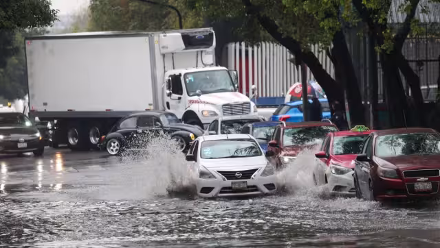Ante la Alerta Amarilla, las autoridades recomendaron a la población portar paraguas o impermeable