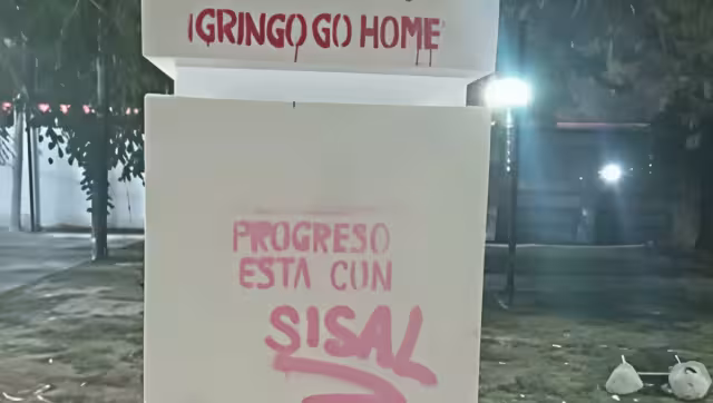 La base del busto a Benito Juárez fue vandalizada con esos mensajes