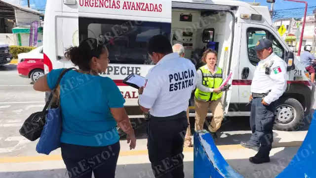 Paramédicos atienden a mujer que cayó desplomada en el paradero de la ría