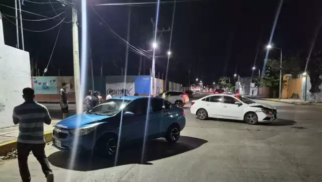 Aparatoso choque deja cuantiosos daños materiales en la colonia Justo Sierra