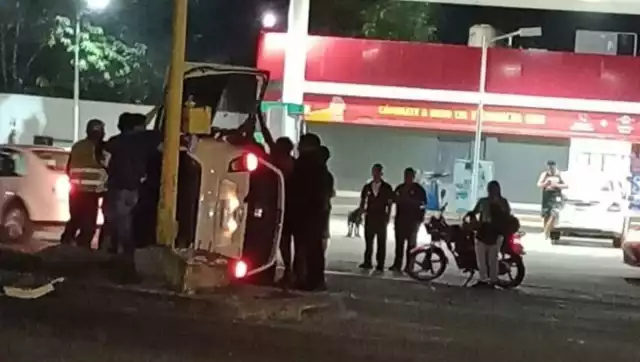 Automóvil termina volcado en Avenida Maxuxac con un conductor policontundido