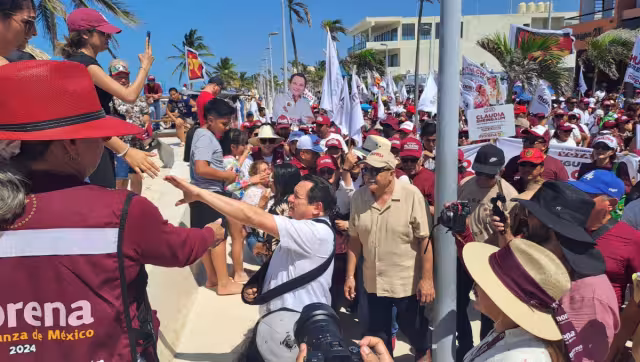 Bañistas se acercaron a saludar al candidato, así como mostrarle su apoyo