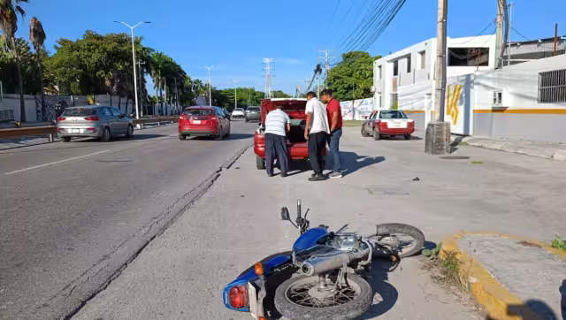 Una mujer que viajaba en la motocicleta resultó lesionada