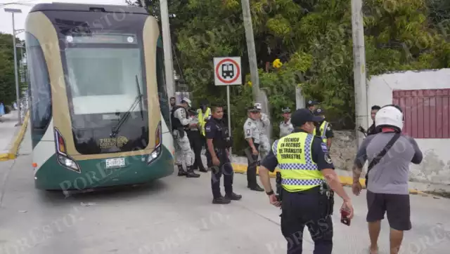 Conductora ignora semáforo y choca contra el tren ligero en el barrio de la Ermita.