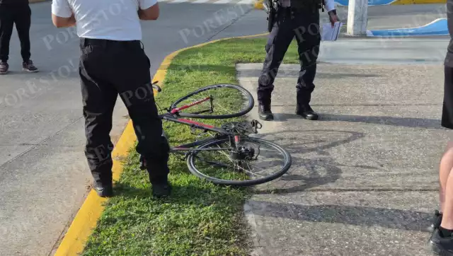 Ciclista lesionado tras ser embestido frente a Plaza Real