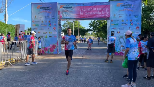 La lluvia matutina no fue impedimento para que los corredores enfundados en la playera conmemorativa en azul