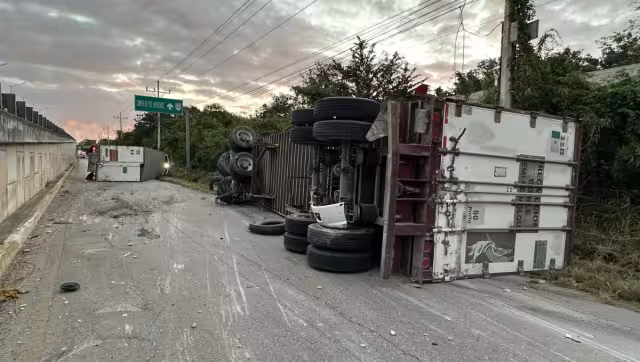 La unidad de doble remolque quedó obstaculizando la vialidad