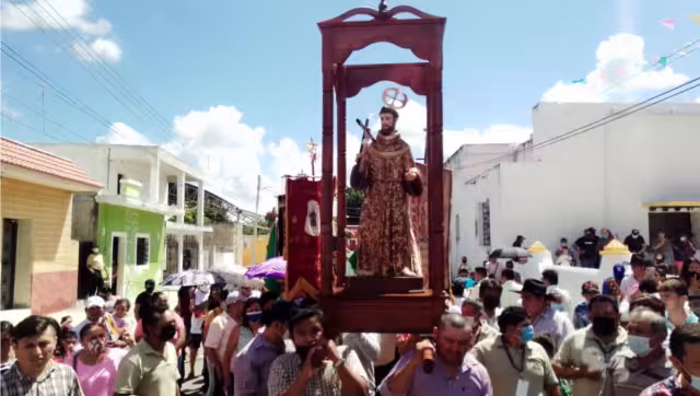 Los que iban delante de la procesión corrieron y los de atrás resultaron afectados en el accidente